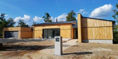 Maison avec une couverture monopente